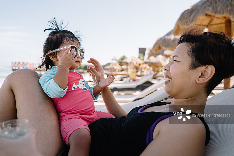 母女在海滩玩耍图片素材