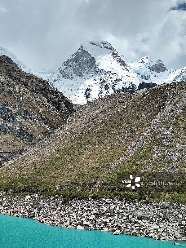 秘鲁帕隆湖附近的群山图片素材