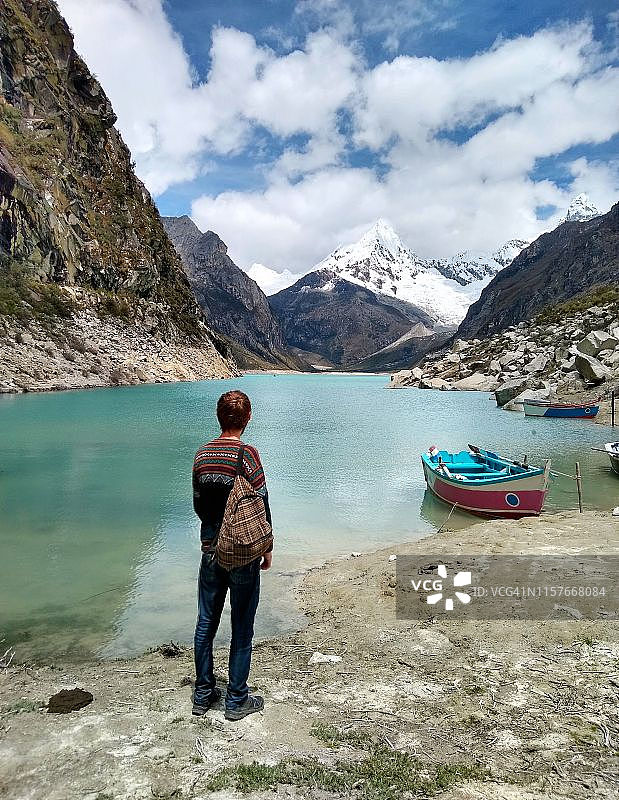 男人欣赏秘鲁帕龙湖图片素材