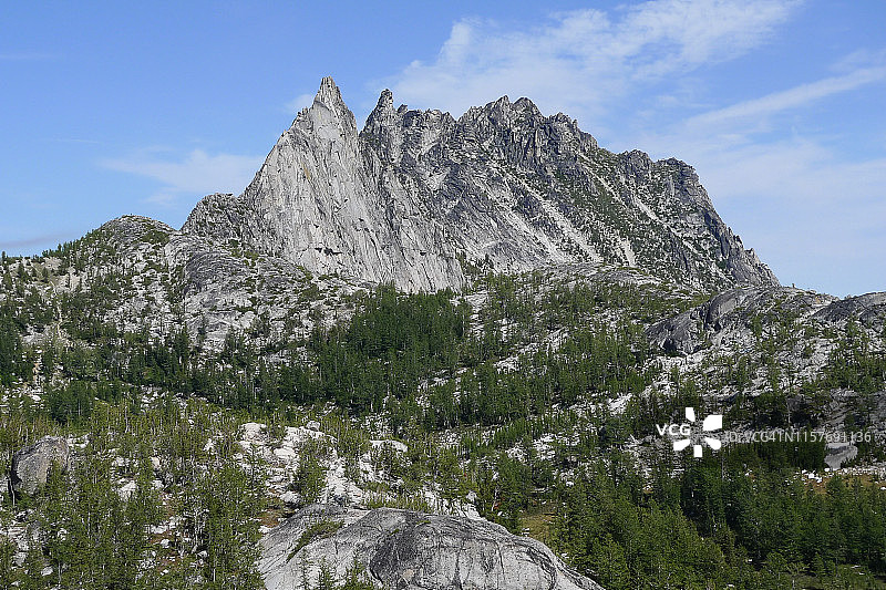 迷人湖泊小径上的普鲁西克峰图片素材