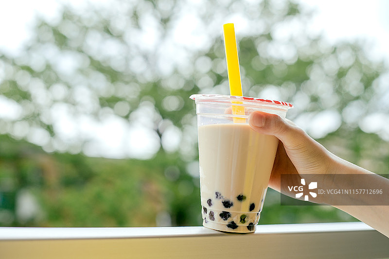 手持冰镇珍珠奶茶图片素材