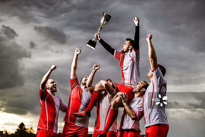 快乐的运动队在赛场上庆祝胜利图片素材