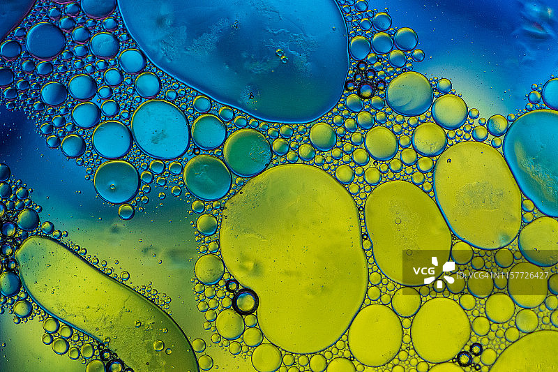 彩色灯光下的水面油纹抽象图案图片素材