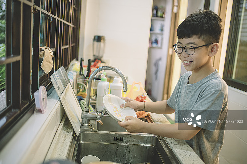 男孩在厨房洗碗图片素材