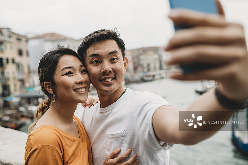 在意大利威尼斯自拍的年轻亚洲情侣图片素材
