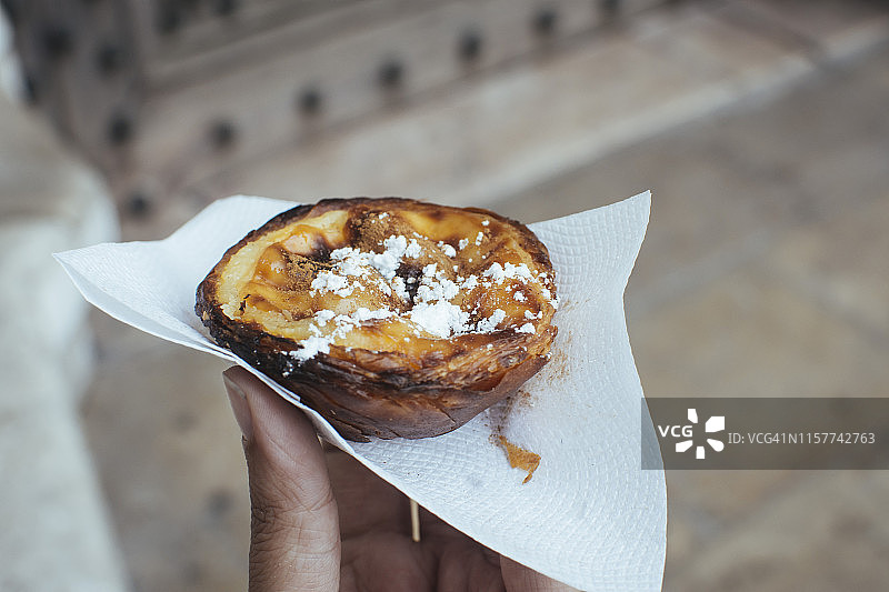 手持葡萄牙里斯本贝伦区传统蛋挞图片素材