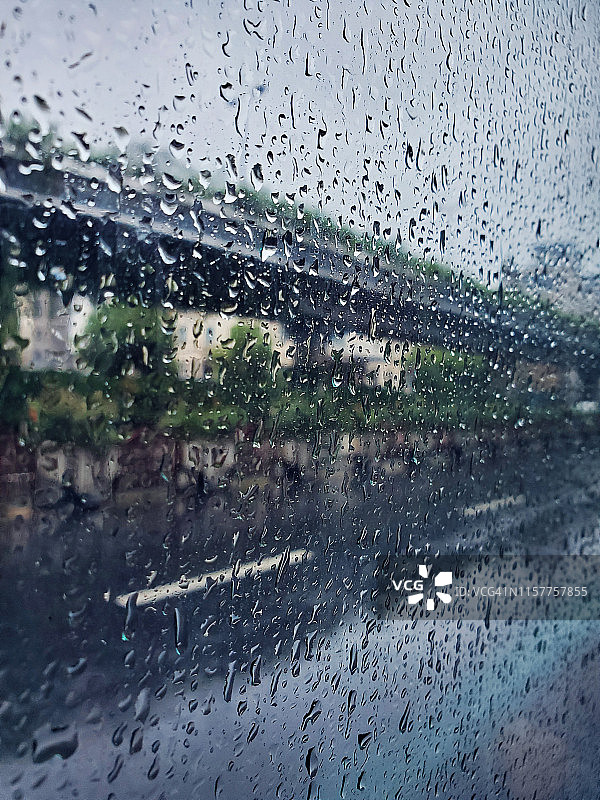 透过串珠玻璃看立交桥图片素材