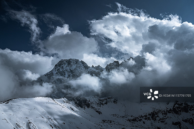 围绕 Gokyo 村山峰的抽象云彩背景图片素材