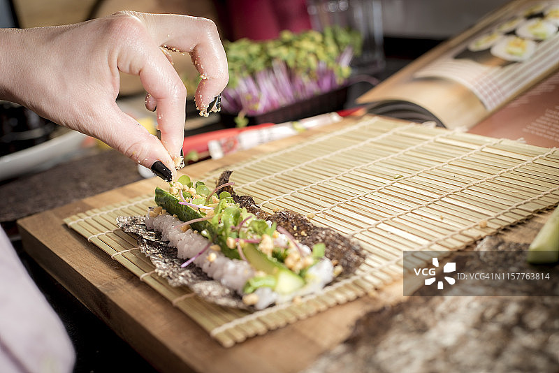 在家制作寿司图片素材