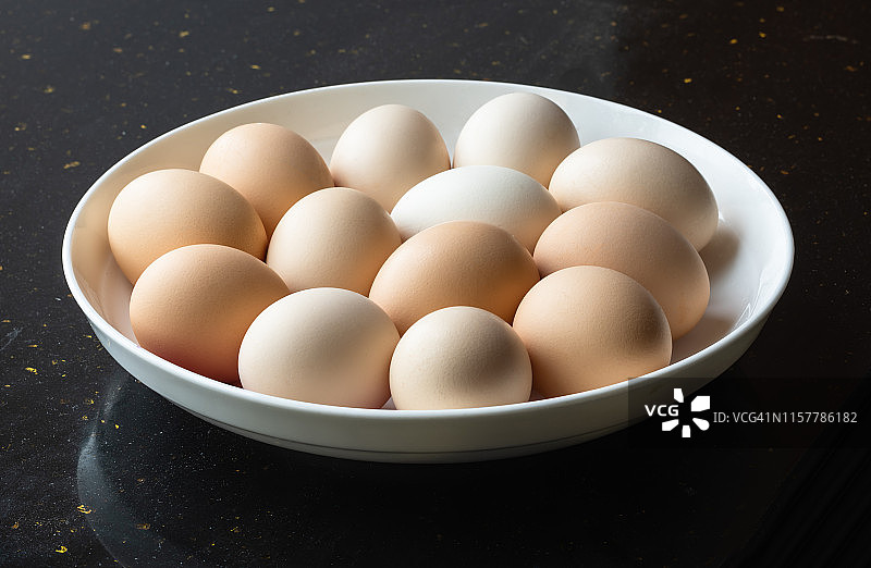 盘子里的新鲜有机鸡蛋图片素材