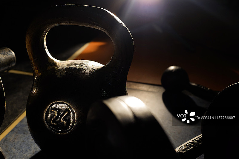 黑暗房间里的旧壶铃图片素材