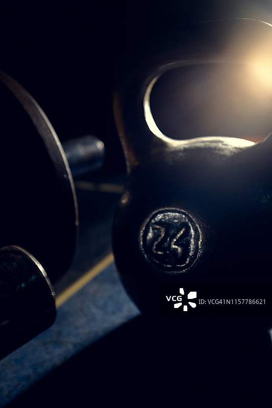 黑暗房间里的旧壶铃图片素材