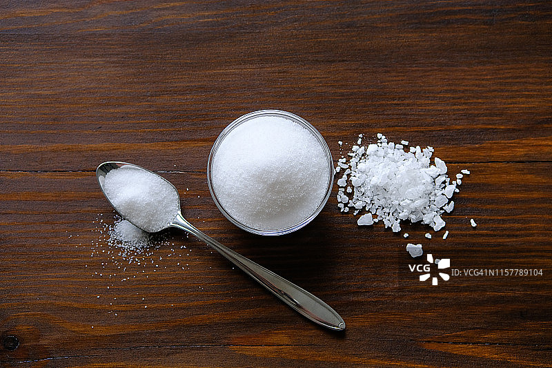 天然调味料：有机海盐，木桌上的白色海盐图片素材