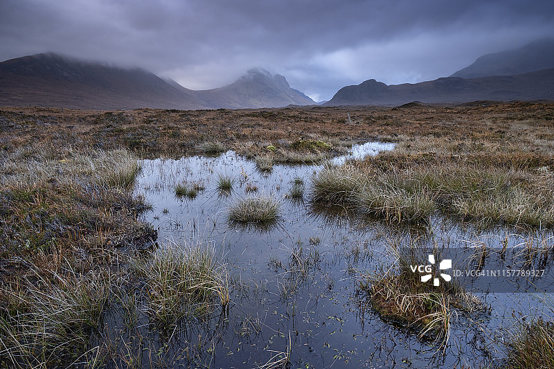 以库林山为背景的泥炭沼泽和荒地，靠近斯凯岛斯利加坎，内赫布里底群岛，苏格兰，英国图片素材