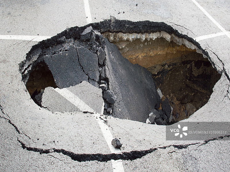 雨水侵蚀的停车场图片素材