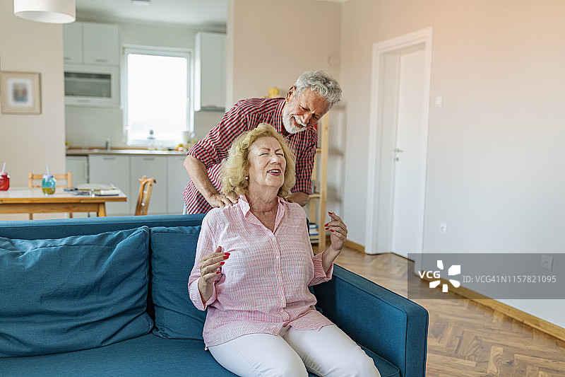 我帮你缓解颈椎不适，男人为妻子按摩肩膀图片素材