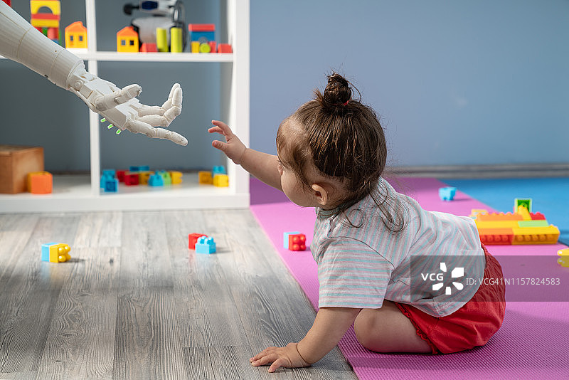 女婴玩机器人图片素材