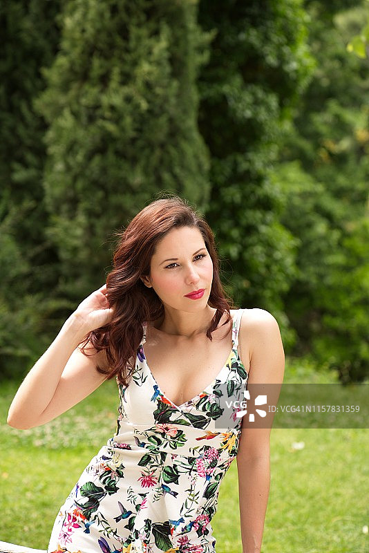 自然背景下美丽女孩的肖像图片素材