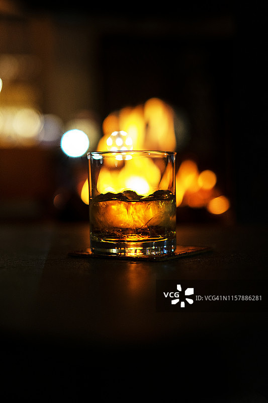 威士忌酒杯中冰块的纯威士忌特写图片素材