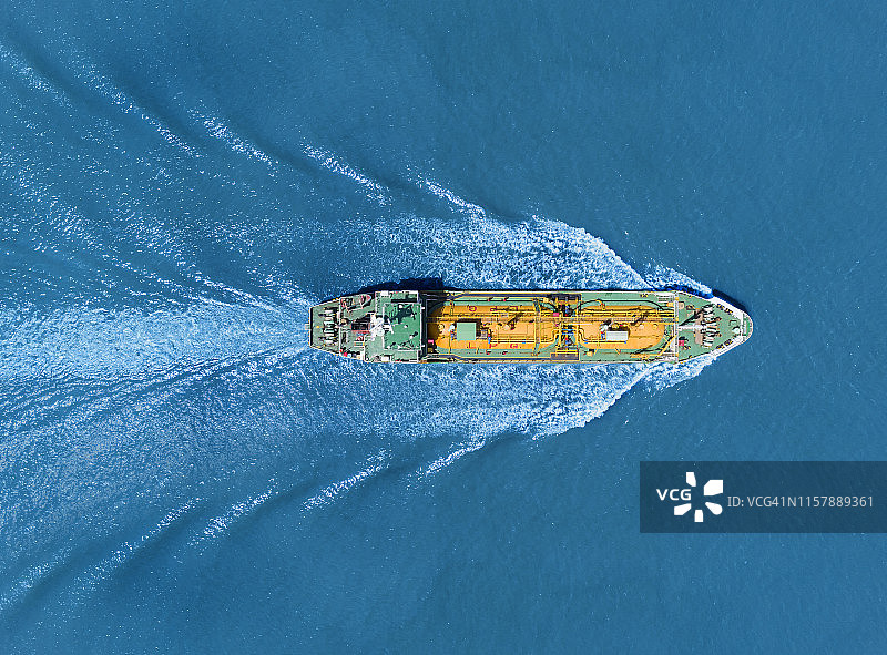 蓝色海上油轮或液化石油气船航拍图，全速运输炼油厂石油图片素材