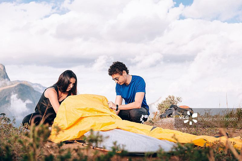 两个朋友搭建露营帐篷图片素材
