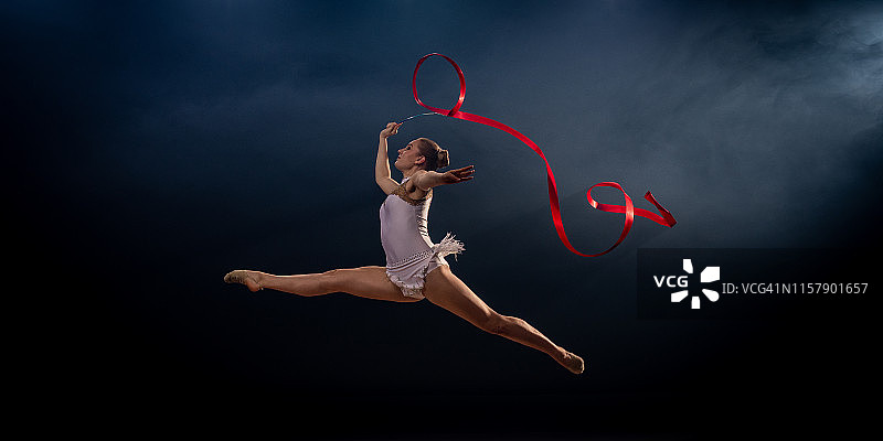 体操运动员表演红绸带艺术体操图片素材