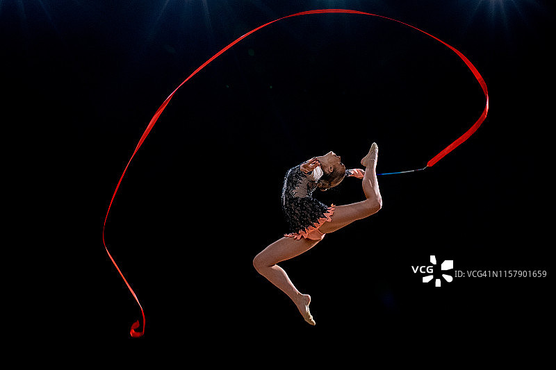 体操运动员表演红绸带艺术体操图片素材