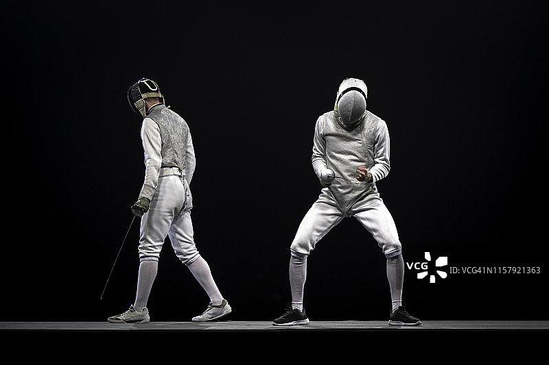 奥运会期间庆祝胜利的击剑运动员图片素材