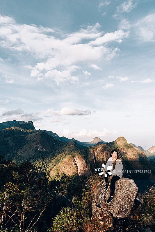 年轻女子在山区享受户外活动图片素材