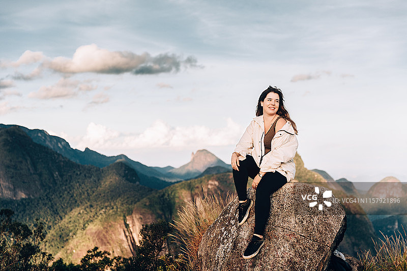 年轻女子在山区享受户外活动图片素材