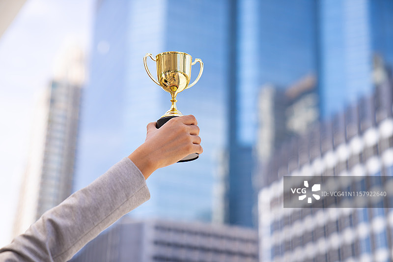 商务目标，商务概念，商人持有奖杯图片素材