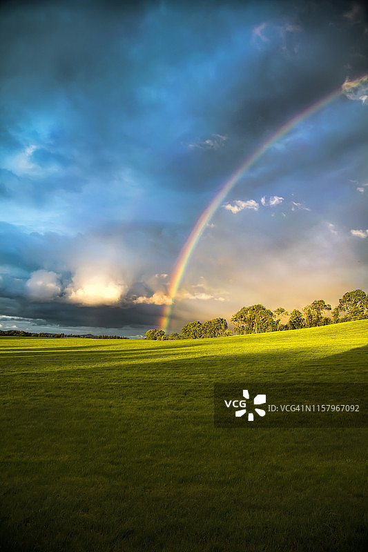 美丽爱尔兰风景中的双彩虹图片素材