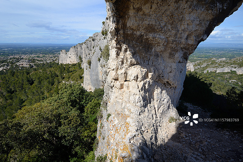 莱斯阿尔皮耶地区普罗旺斯公园考姆地区的双孔岩图片素材