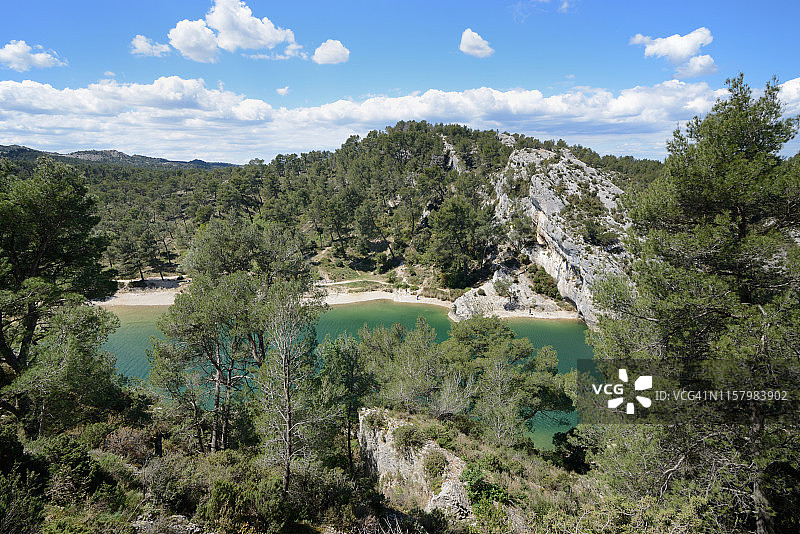 格拉农圣雷米附近佩鲁湖图片素材