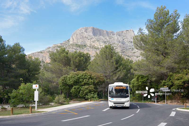 乡村巴士、巴士站和圣维克多山，普罗旺斯艾克斯图片素材