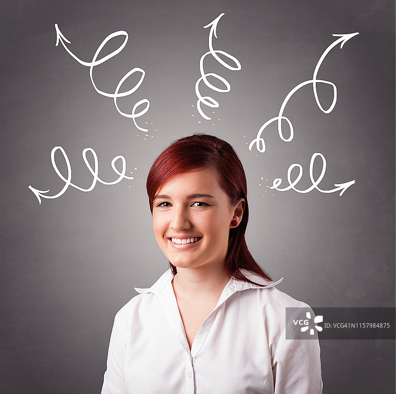 头顶箭头思考的年轻女人图片素材