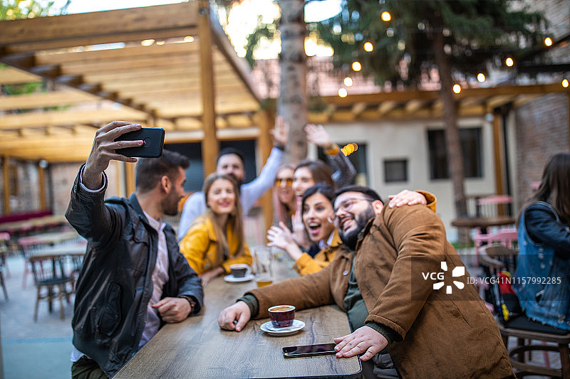 男子在酒吧里与一群朋友自拍图片素材