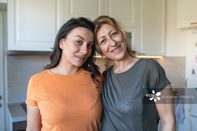 美丽的母女图片素材