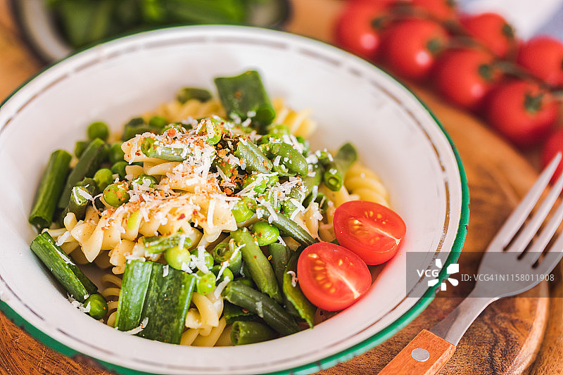 豌豆青豆小洋葱叶螺旋面特写图片素材