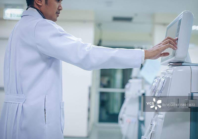 医院里的医生和先进的透析设备图片素材