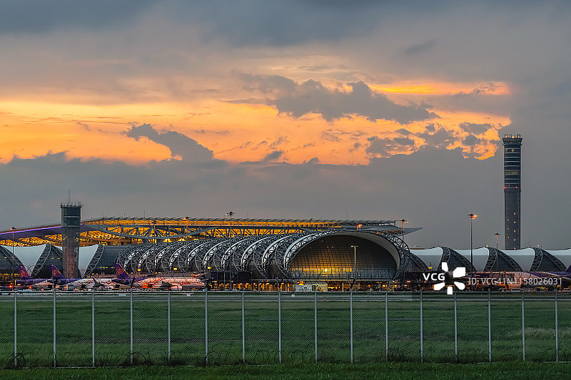 泰国素万那普机场的黄昏图片素材