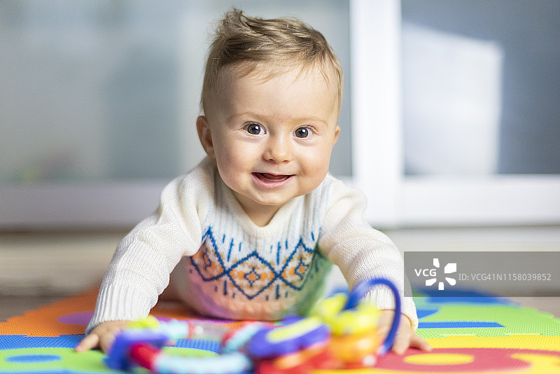 玩耍的宝宝图片素材