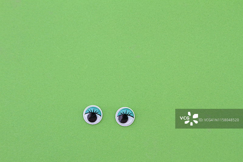绿色背景上的卡通眼睛图片素材