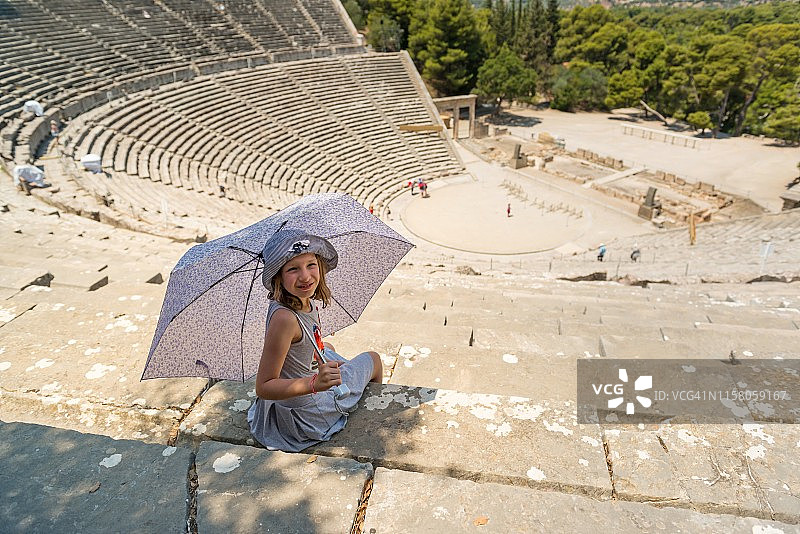 女孩参观希腊埃皮达鲁斯剧场图片素材