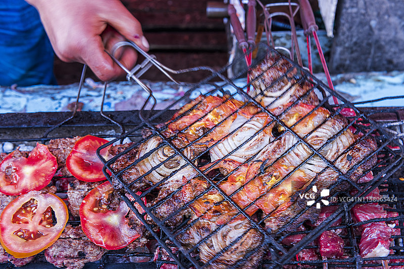 2018年6月，摩洛哥阿 Atlas山脉传统烧烤架上烹饪的牛肉图片素材