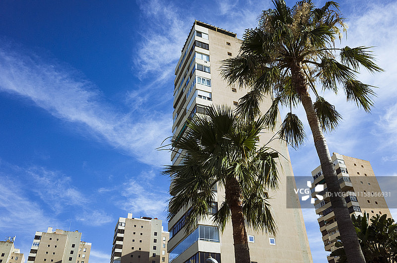太阳海岸的公寓楼图片素材