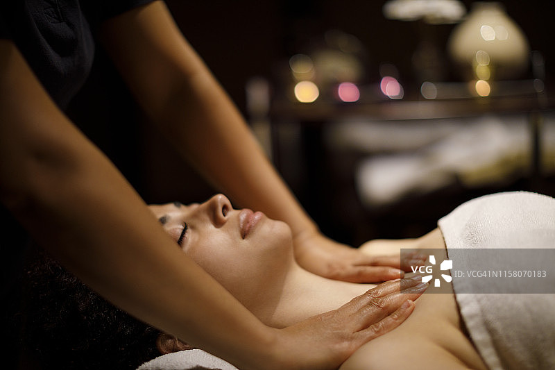 女人在水疗中心享受按摩图片素材