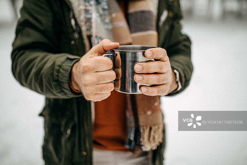 在山上长途跋涉后休息的男人图片素材