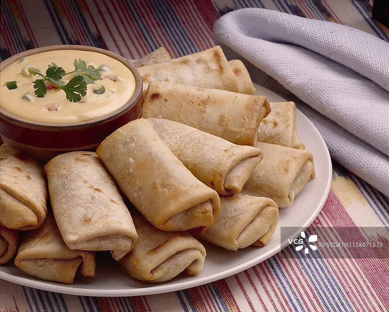 盘子里的墨西哥油炸卷饼图片素材