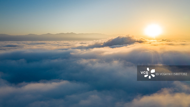 飞越云层图片素材